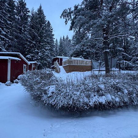 Mysig Stuga I Naevesta Örebro Buitenkant foto