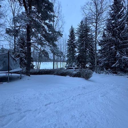 Mysig Stuga I Naevesta Örebro Buitenkant foto