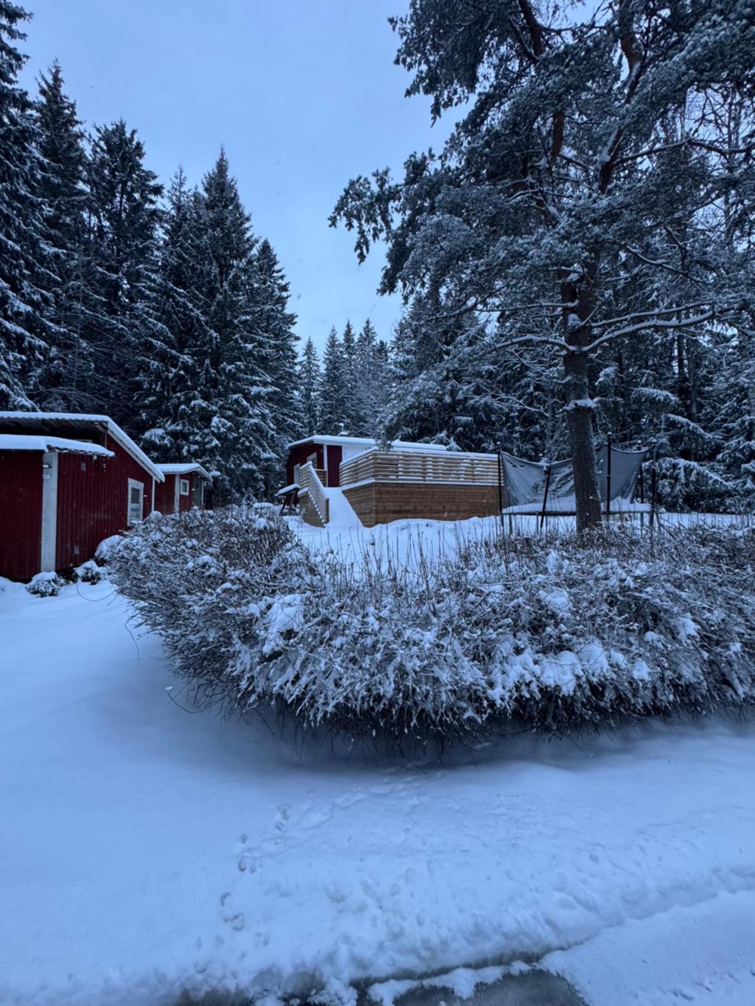 Mysig Stuga I Naevesta Örebro Buitenkant foto