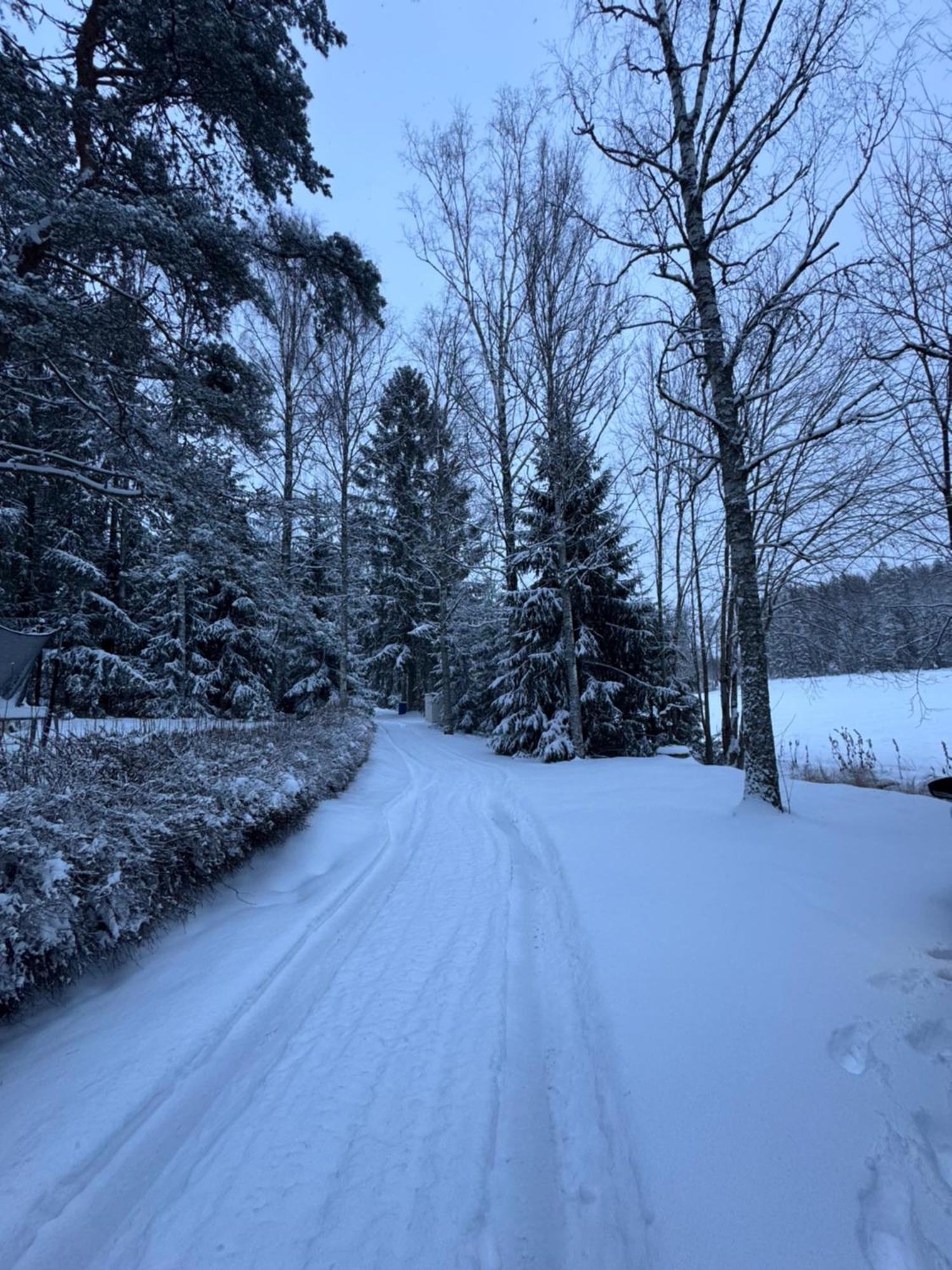 Mysig Stuga I Naevesta Örebro Buitenkant foto