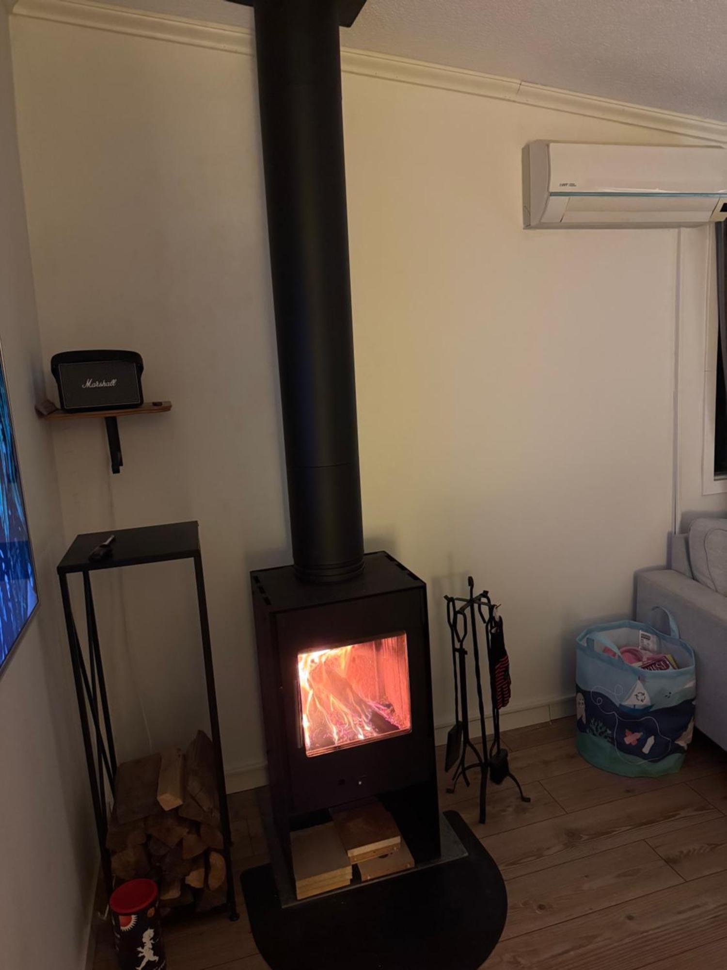 Mysig Stuga I Naevesta Örebro Buitenkant foto